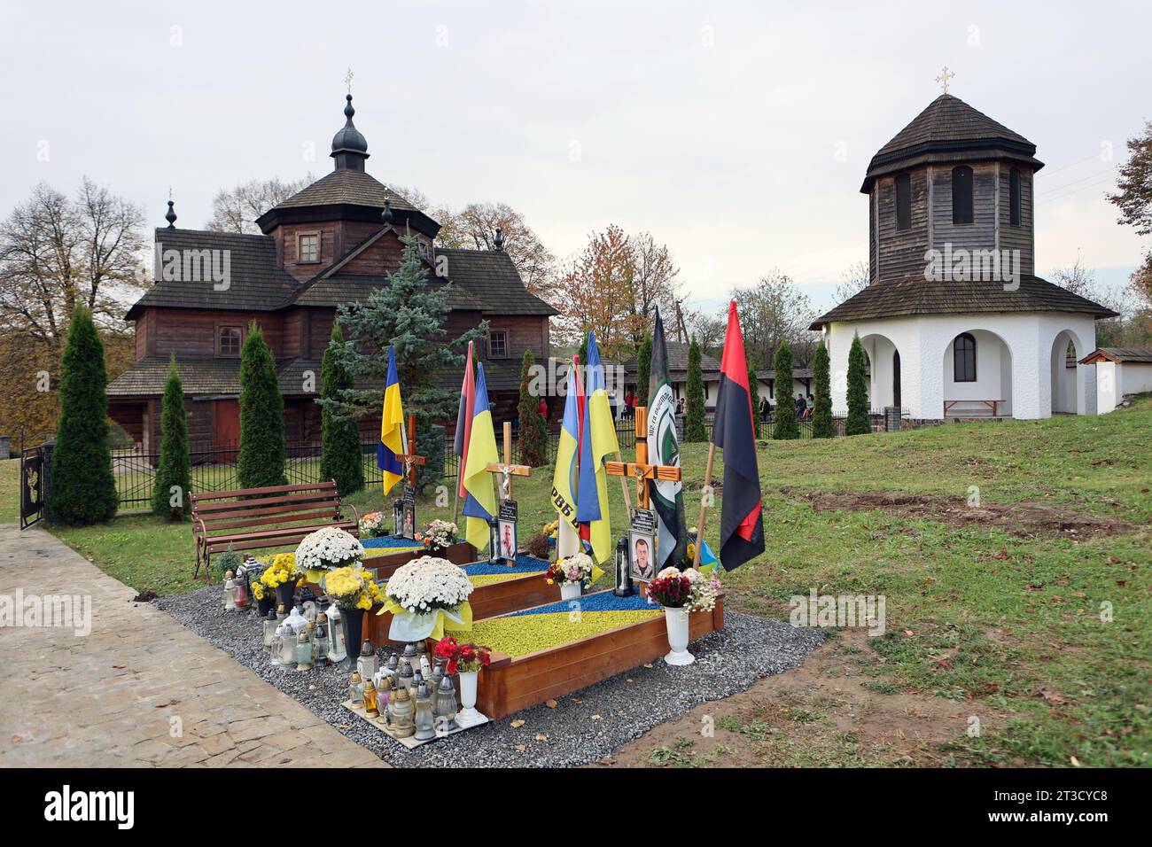 Ivano Frankivsk, Ukraine. Oktober 2023. REGION IWANO-FRANKIWSK, UKRAINE - 22. OKTOBER 2023 - Gräber ukrainischer Soldaten, die im russisch-ukrainischen Krieg getötet wurden, sind vor der Kirche der St. Michael der Erzengel im Dorf Kozyna, Region Iwano-Frankiwsk, Westukraine Credit: Ukrinform/Alamy Live News Stockfoto