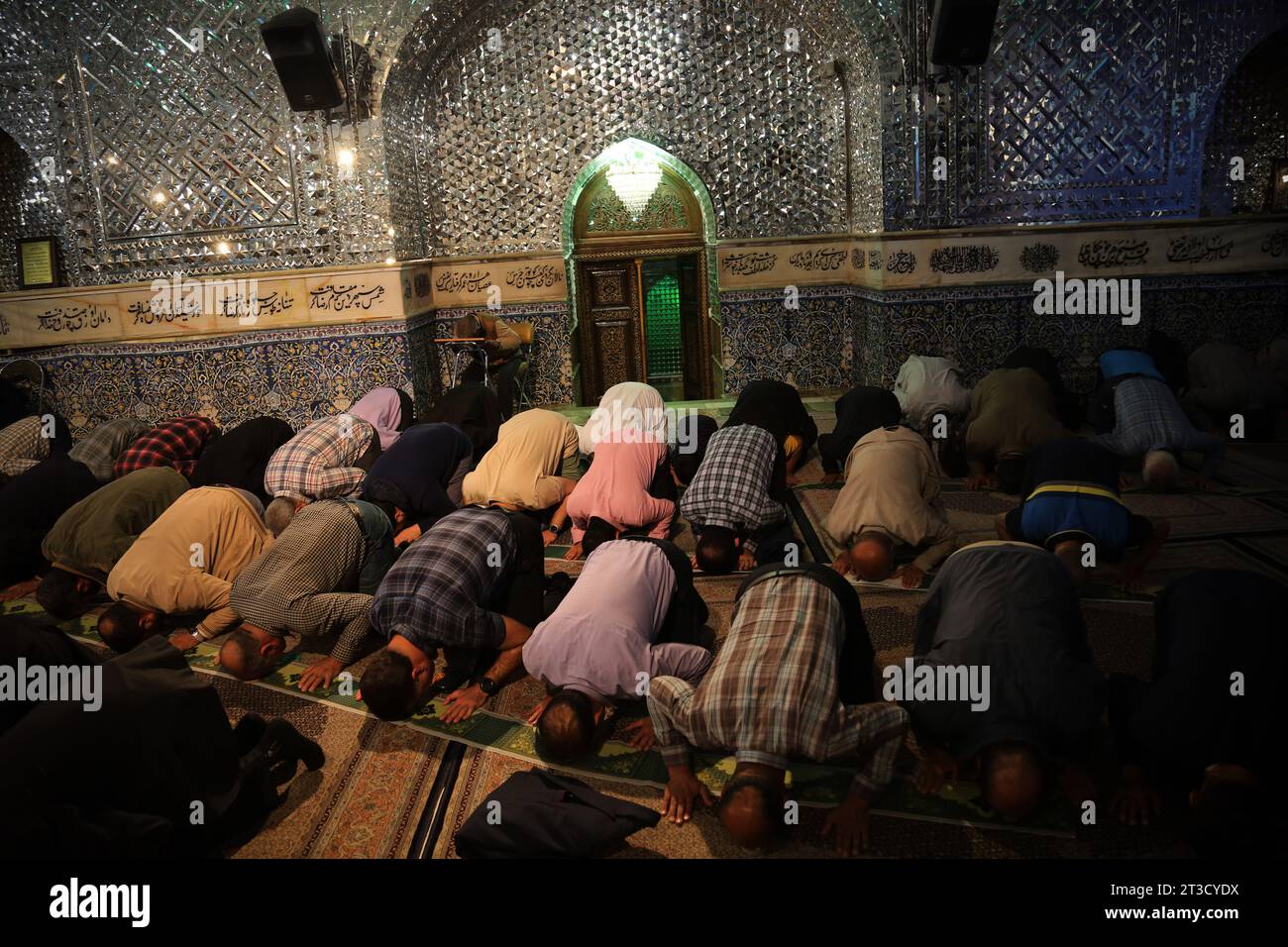 Teheran, Iran. Oktober 2023. Iranische Männer beten während einer Gebetszeremonie, um Solidarität und Unterstützung für Gaza am heiligen Schrein von Imamzade Saleh im Norden Teherans zum Ausdruck zu bringen. (Kreditbild: © Rouzbeh Fouladi/ZUMA Press Wire) NUR REDAKTIONELLE VERWENDUNG! Nicht für kommerzielle ZWECKE! Stockfoto