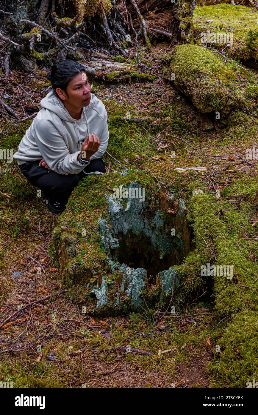 Watchman namens Grace gibt Tour im alten Haida-Dorf T'aanuu Linagaay, Gwaii Haanas National Park Reserve, Haida Gwaii, British Columbia, Stockfoto