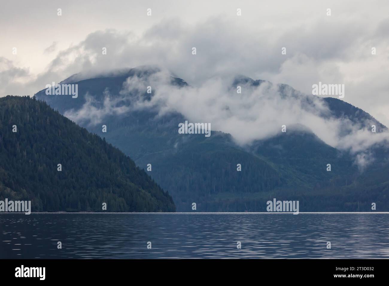 Wolken und Berge über Moresby Island nahe Moresby Landing während einer Moresby Explorers Zodiac Tour in Haida Gwaii, British Columbia, Kanada Stockfoto