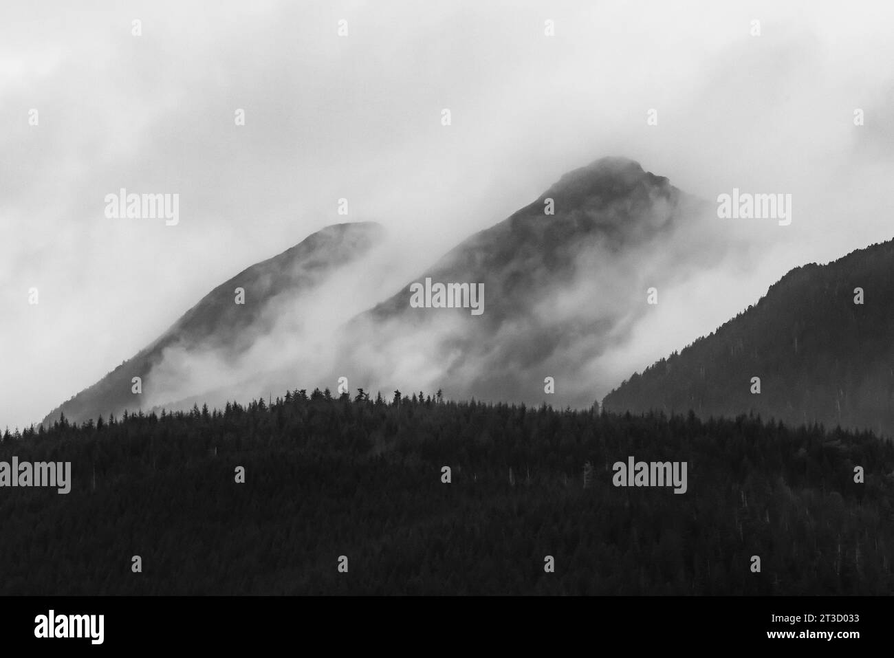 Wolken und Berge über Moresby Island nahe Moresby Landing während einer Moresby Explorers Zodiac Tour in Haida Gwaii, British Columbia, Kanada Stockfoto