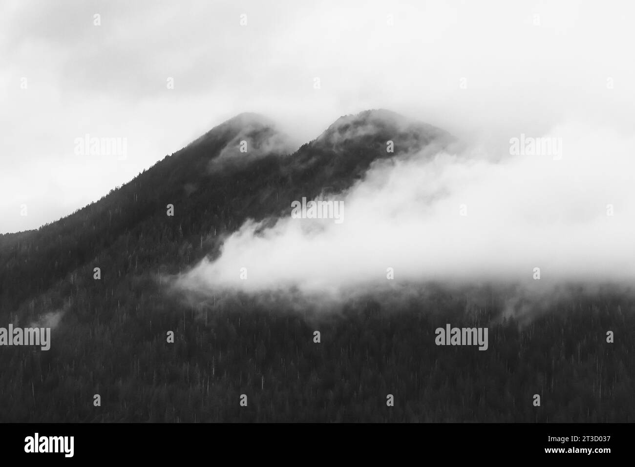 Wolken und Berge über Moresby Island nahe Moresby Landing während einer Moresby Explorers Zodiac Tour in Haida Gwaii, British Columbia, Kanada Stockfoto