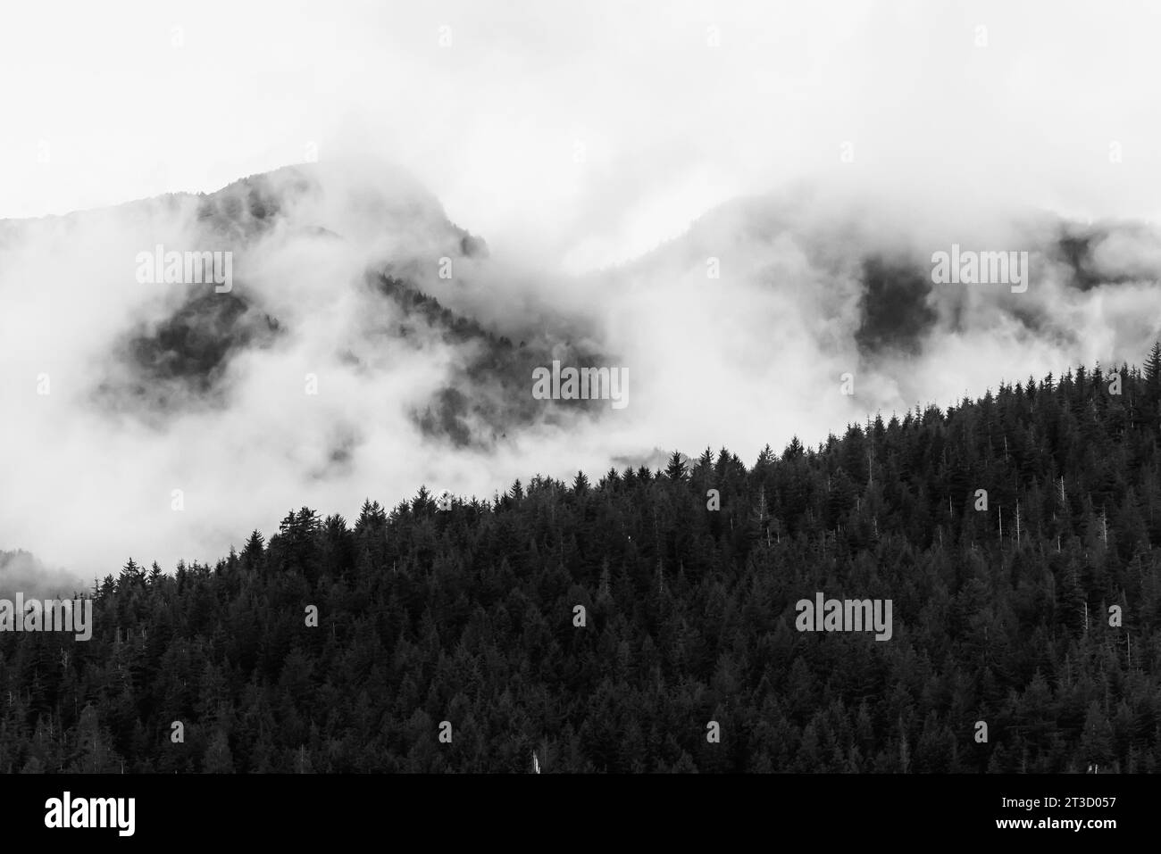 Wolken und Berge über Moresby Island nahe Moresby Landing während einer Moresby Explorers Zodiac Tour in Haida Gwaii, British Columbia, Kanada Stockfoto