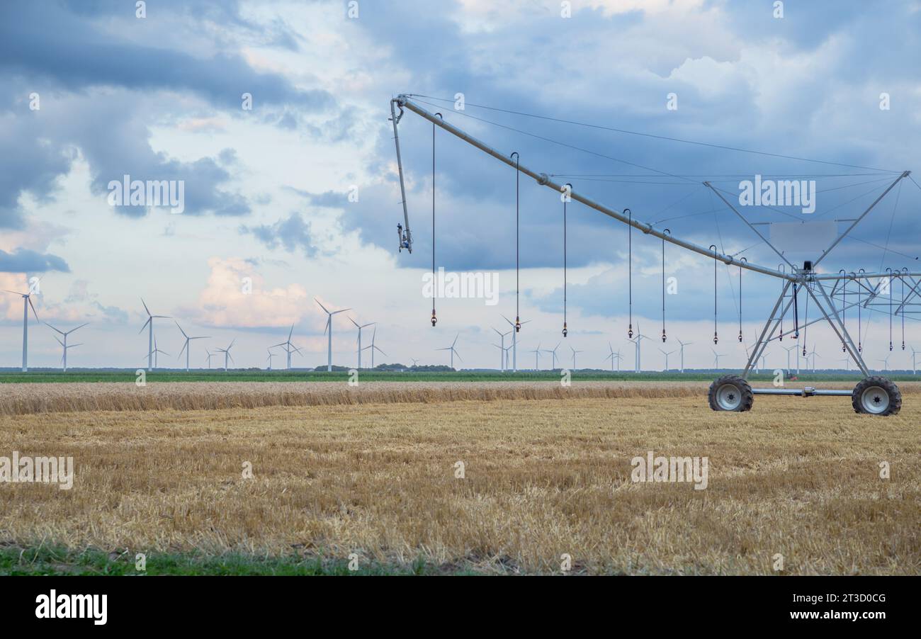 Bewässerungssystem mit Windkraftanlage auf den landwirtschaftlichen Flächen in den Niederlanden Stockfoto