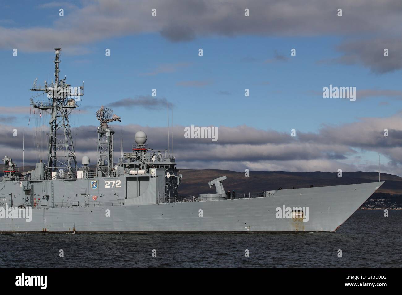 ORP Generał Kazimierz Pułaski (272), eine von der polnischen Marine betriebene Raketenfregatte der Oliver-Hazard-Perry-Klasse, die bei ihrer Ankunft an Greenock vorbeifuhr. Dieses Schiff diente zuvor in der US Navy als USS Clark (FFG-11) von 1980 bis 2000, als sie in die polnische Marine versetzt wurde. Stockfoto