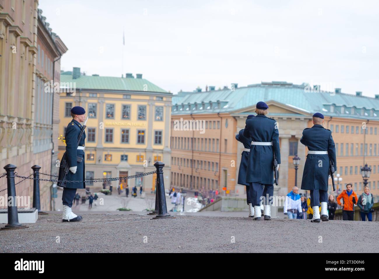 Stockholm, Schweden – 28. November 2022: Wachwechsel vor dem Königspalast in Stockholm, Schweden Stockfoto