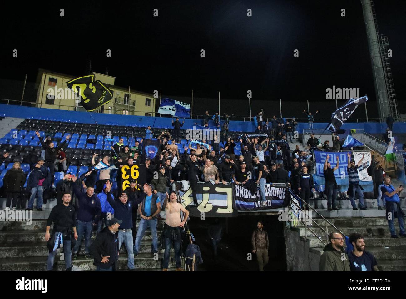 Pisa, Italien. Oktober 2023. Fans von Lecco während des Serie B Spiels zwischen Pisa und Lecco im Stadio Arena Garibaldi - Romeo Anconetani am 24. Oktober 2023 in Pisa, Italien. (Foto: Matteo Bonacina/LiveMedia) Credit: Independent Photo Agency/Alamy Live News Stockfoto