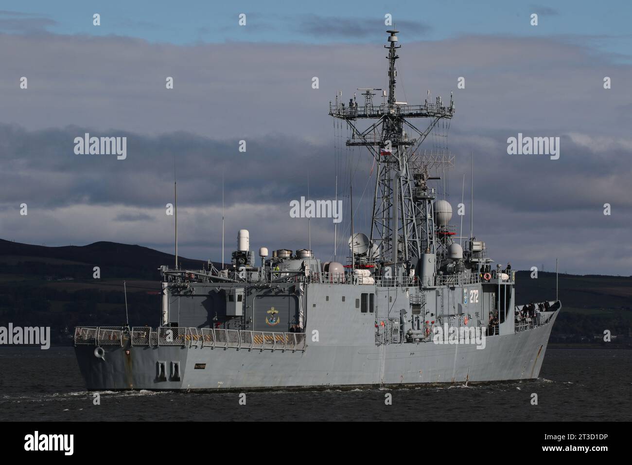 ORP Generał Kazimierz Pułaski (272), eine von der polnischen Marine betriebene Raketenfregatte der Oliver-Hazard-Perry-Klasse, die bei ihrer Ankunft an Greenock vorbeifuhr. Dieses Schiff diente zuvor in der US Navy als USS Clark (FFG-11) von 1980 bis 2000, als sie in die polnische Marine versetzt wurde. Stockfoto
