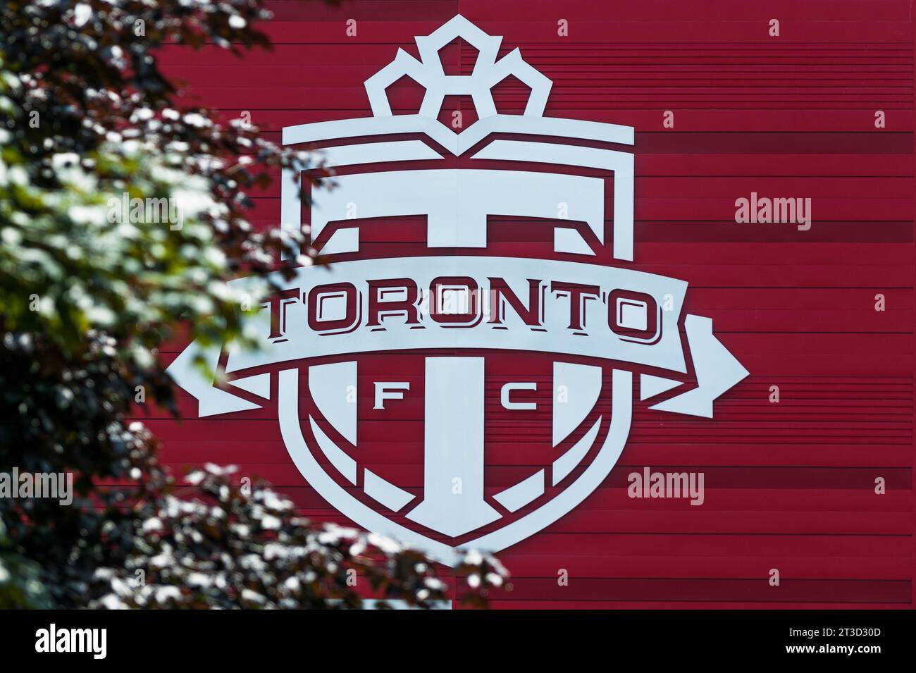 Toronto, ON, Kanada – 5. August 2023: Toronto F.C. MLS-Team-Logo in ihrem Heimstadion in der Innenstadt von Toronto, BMO Field. Stockfoto