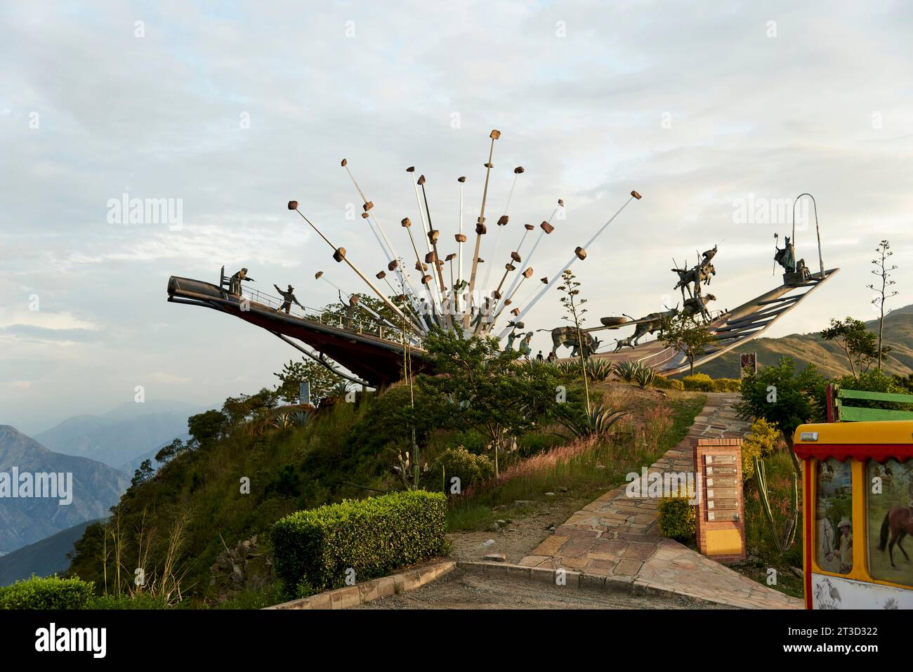 Aratoca, Santander, Kolumbien, 23. November 2022: Denkmal für Santandereanidad, historische Skulptur im Chicamocha-Nationalpark, Panachi, ein beliebter Touri Stockfoto