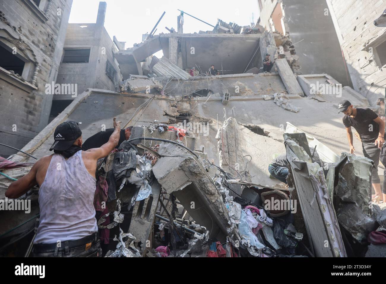Gaza, Palästina. Oktober 2023. Palästinenser suchen nach Überlebenden ...