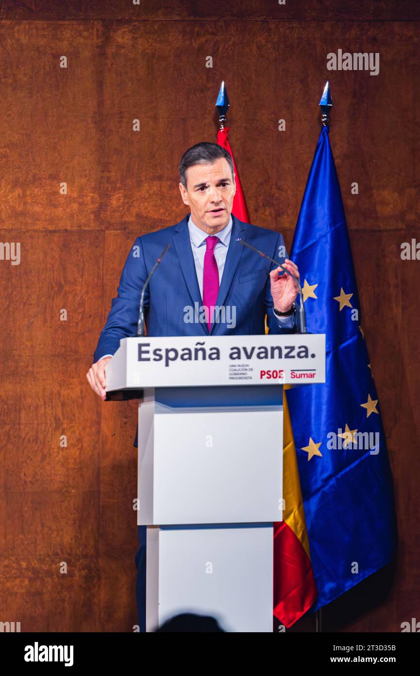 Madrid, Spanien. Oktober 2023. Pedro Sanchez, spanischer Premierminister und Präsident der PSOE-Partei während der öffentlichen Veranstaltung, bei der der Abschluss der Vereinbarung der progressiven Koalitionsregierung zwischen beiden politischen Formationen im Reina Sofia Museum in Madrid gefeiert wird. (Foto: Alberto Gardin/SOPA Images/SIPA USA) Credit: SIPA USA/Alamy Live News Stockfoto