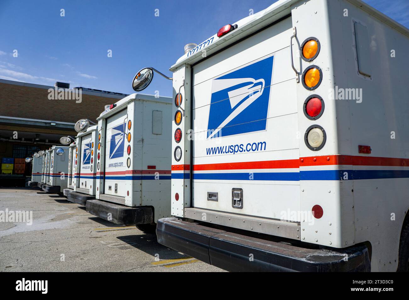 Reihe von USPS-Lieferfahrzeugen Stockfoto