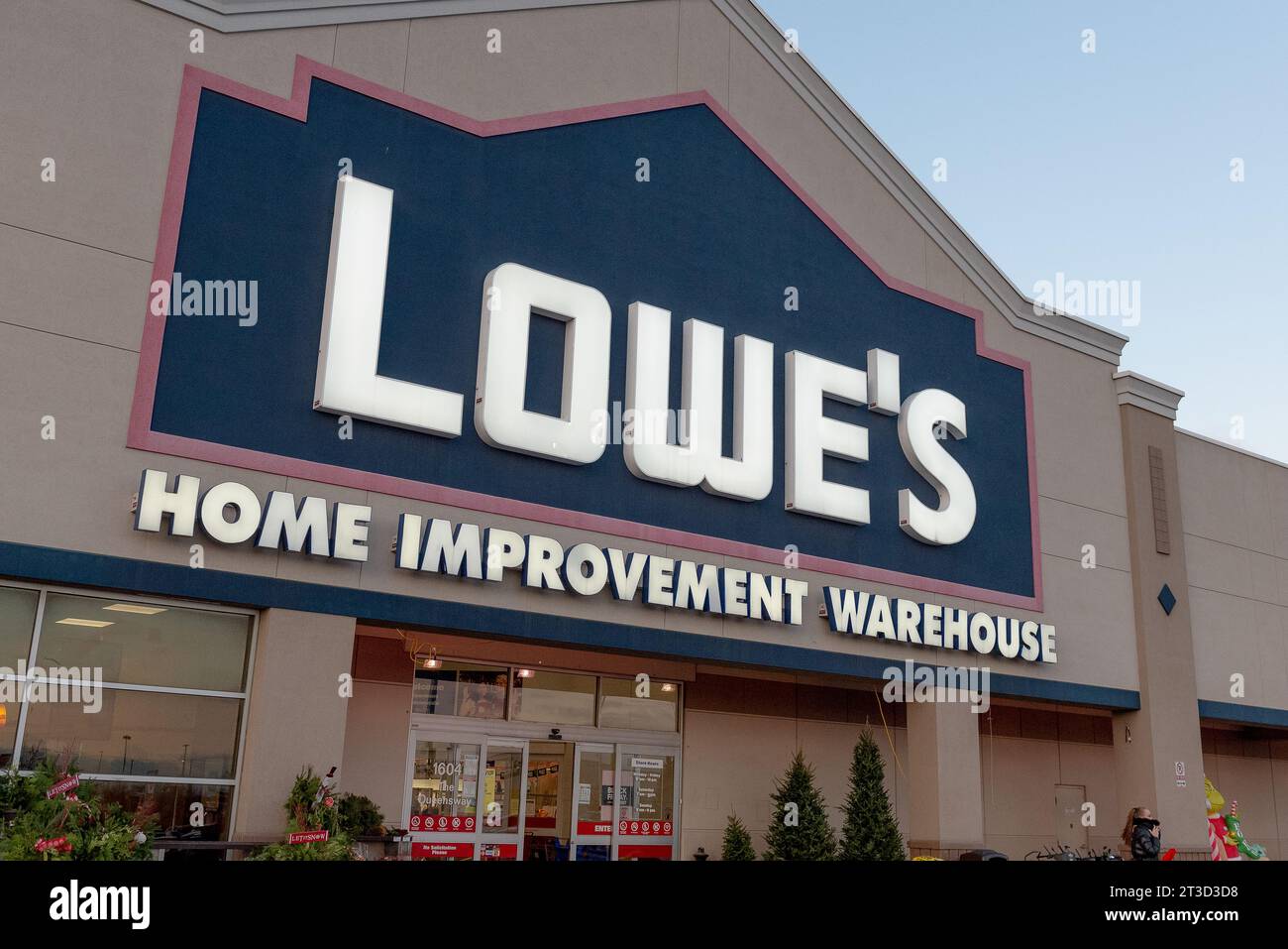 Toronto, ON, Kanada - 20. August 2023: Sehen Sie sich das Lowe's Store Sign in Toronto an Stockfoto