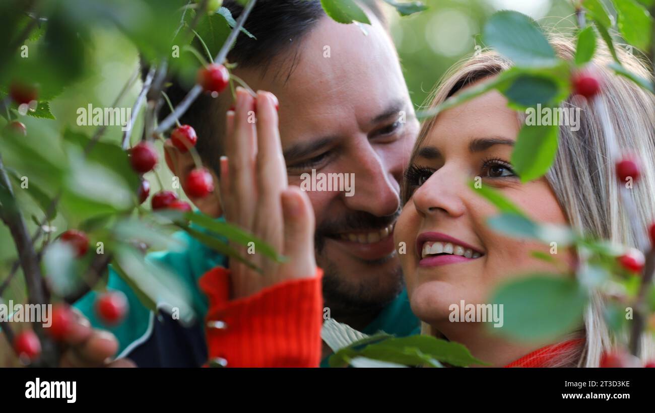Verliebtes Paar im Herbstpark Stockfoto