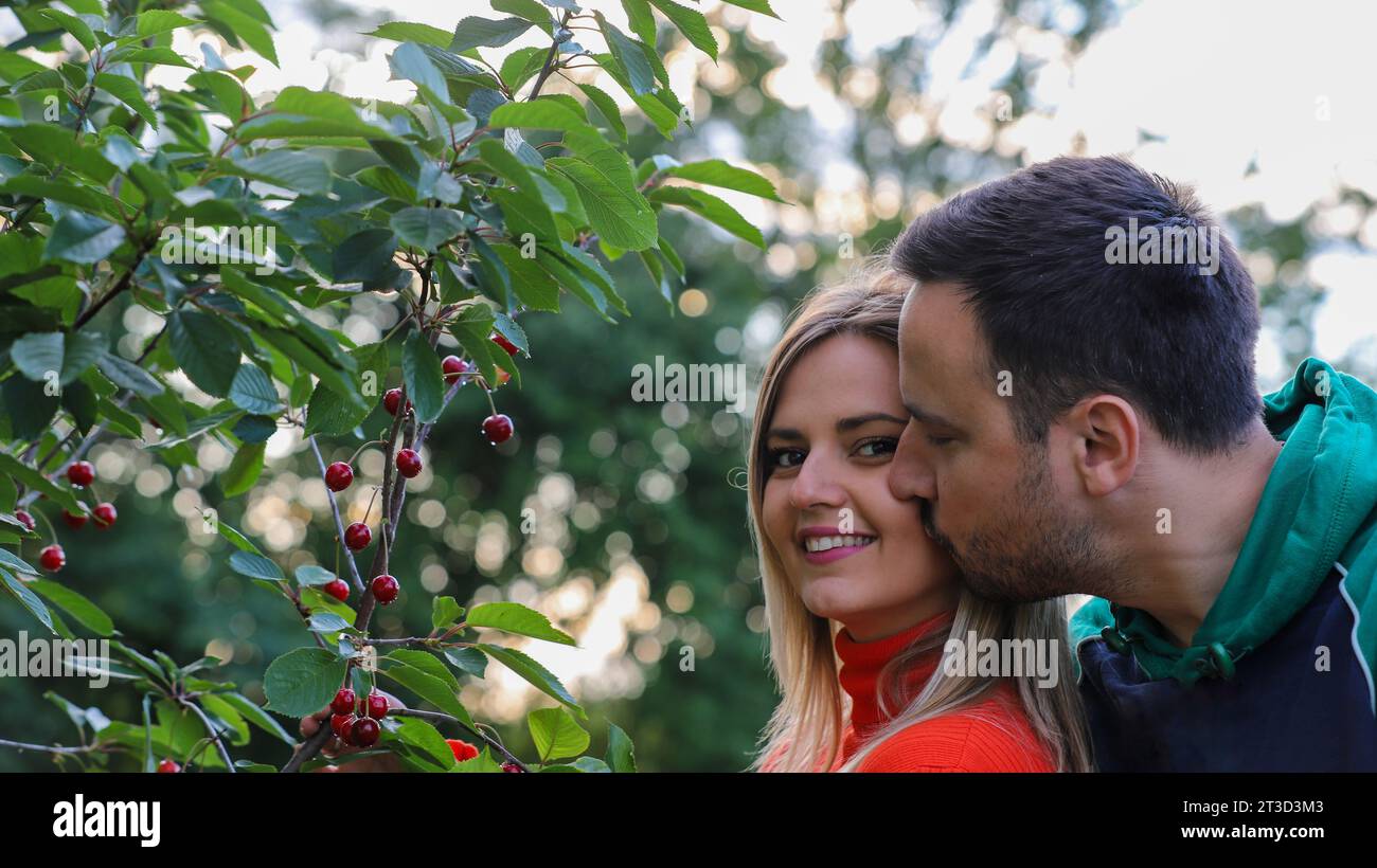 Verliebtes Paar im Herbstpark Stockfoto