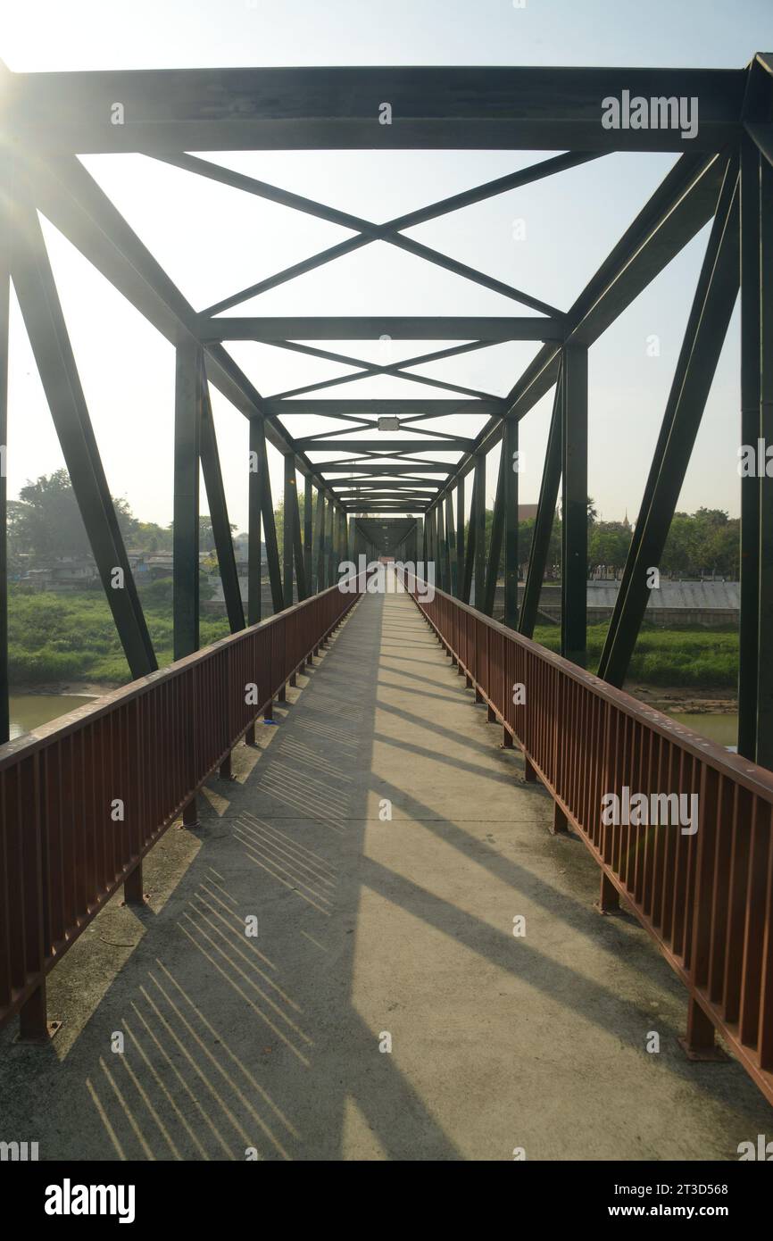 Alte Eisenbrücke über den Pa Sak Fluss in der Mitte von Thailand. Stockfoto