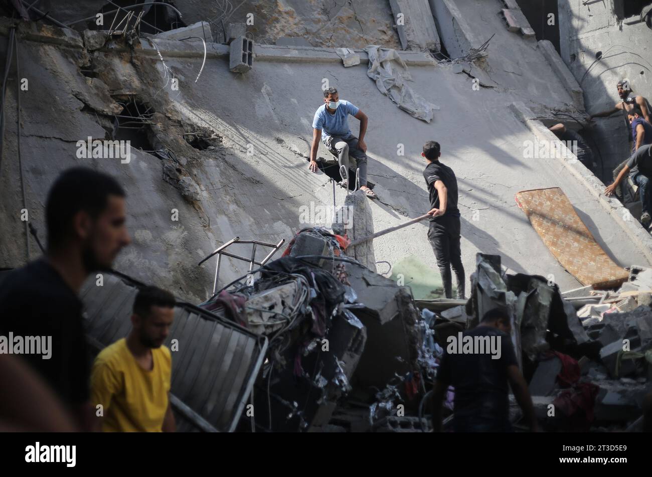 Gaza, Palästina. Oktober 2023. Palästinenser suchen nach Überlebenden ...