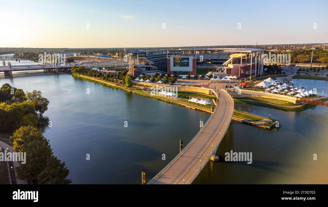 Waco, TX - 22. September 2023: Brazos River vor dem McLane Stadium, Heimstadion der Baylor University Bears. Stockfoto