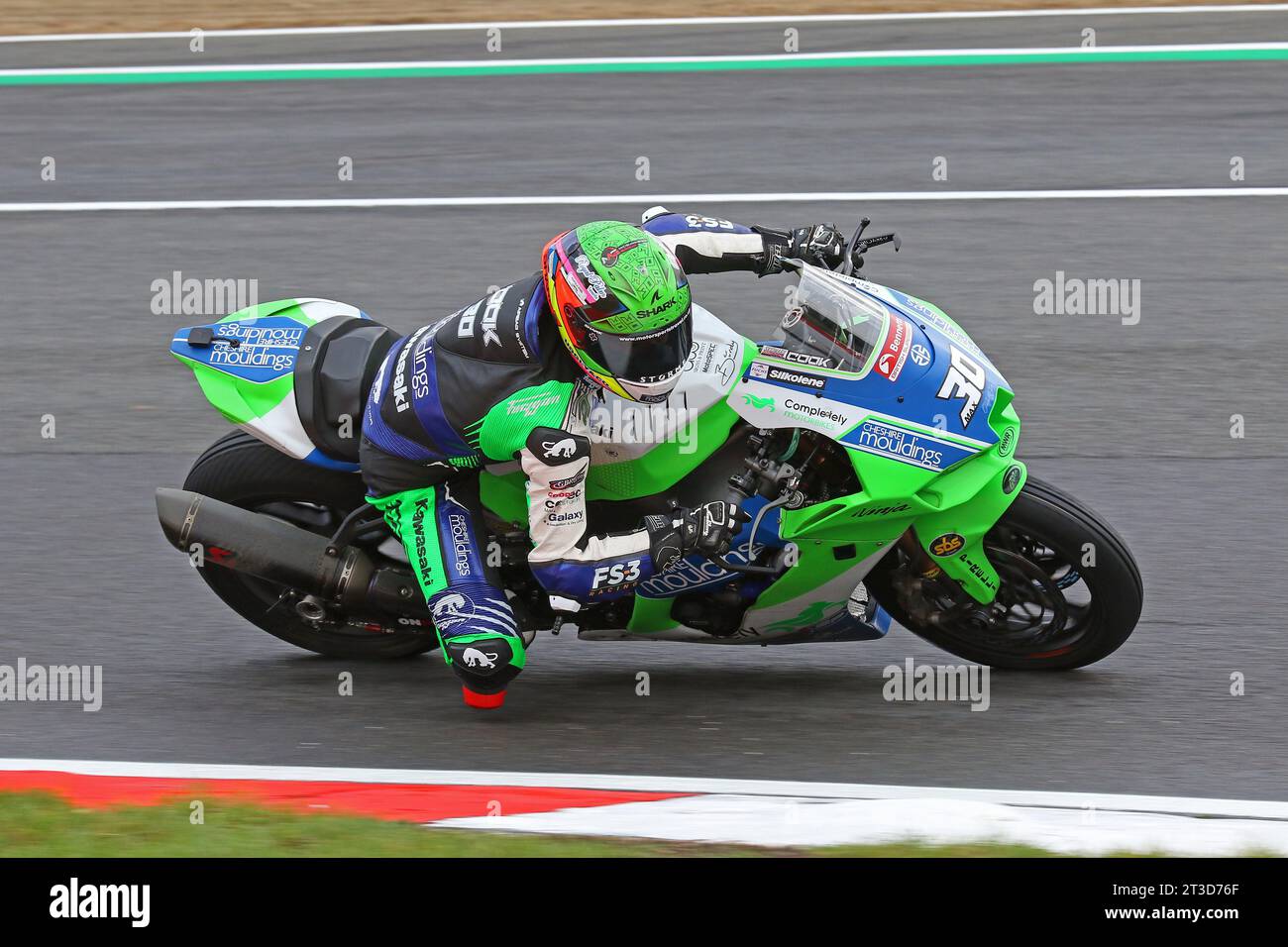 Max Cook – Cheshire Mouldings Kawasaki – Fahrt mit Kawasaki 30 in den 2023 britischen Superbikes in Brands Hatch im Oktober 2023 Stockfoto