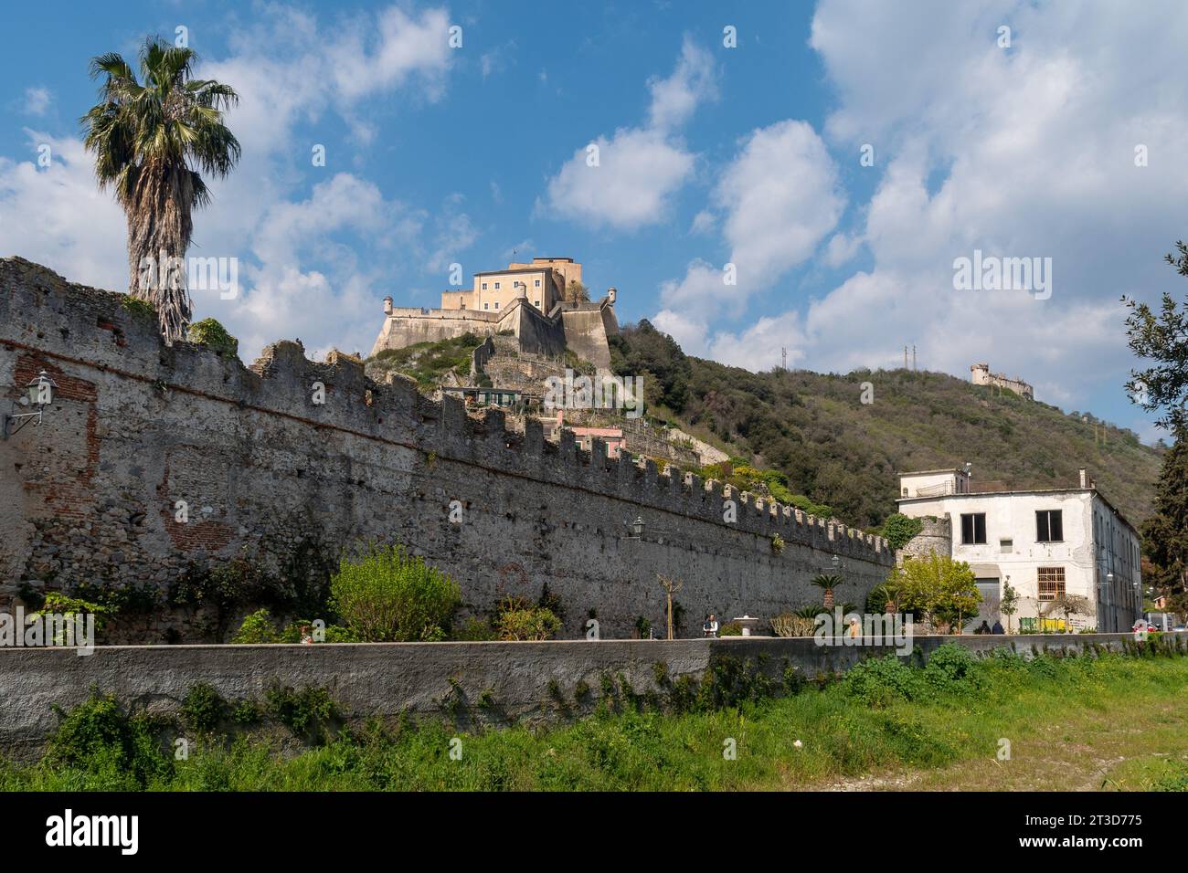 Das mittelalterliche Dorf mit den Mauern mit Zinnen, Forte San Giovanni und Castel Gavone auf dem Hügel, Finalborgo, Finale Ligure, Savona, Ligurien, Italien Stockfoto