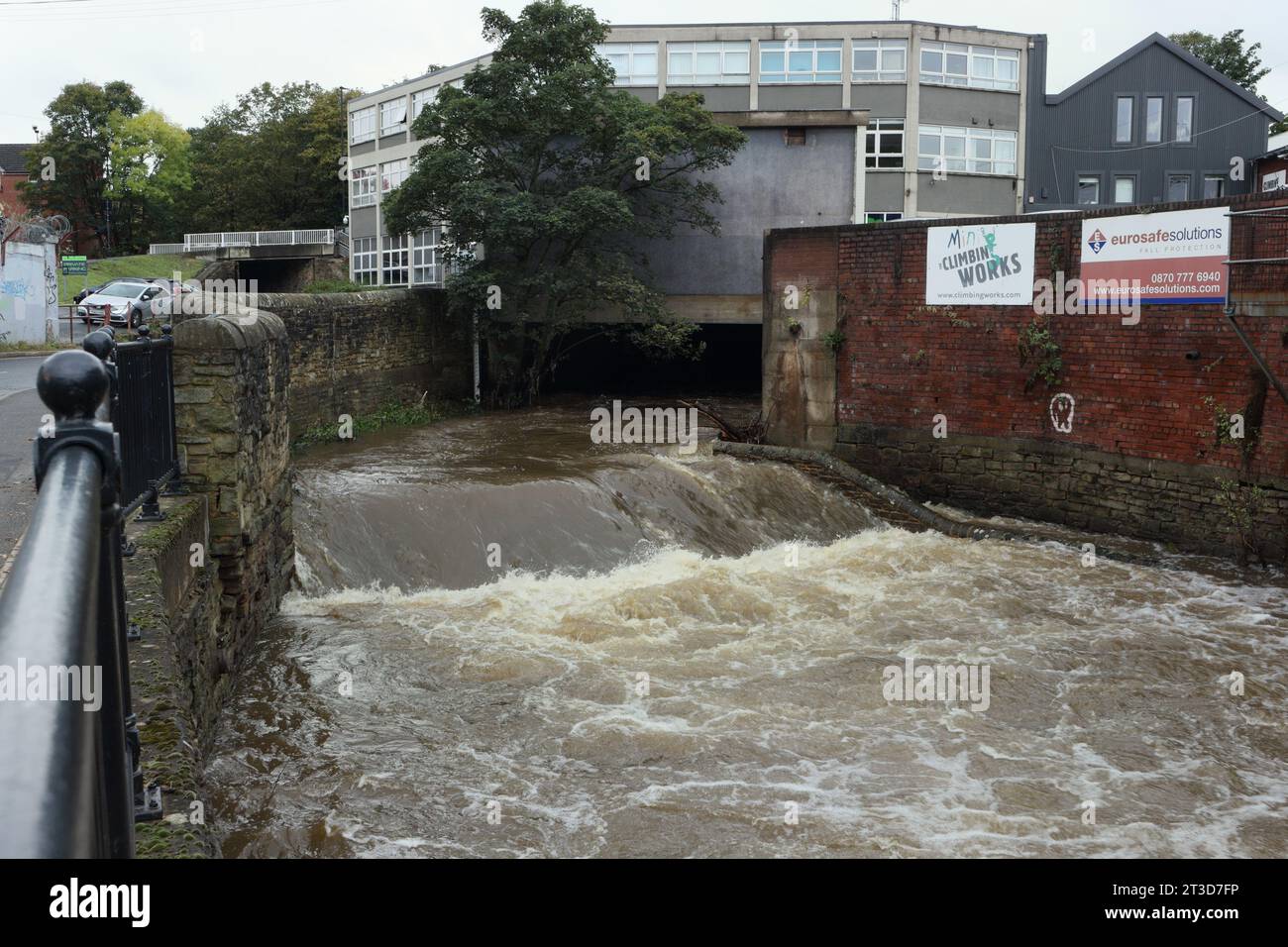 River Sheaf in Sheffield England Großbritannien, ein verengter Flusskanal, der aus einem Tunnel kommt Stockfoto
