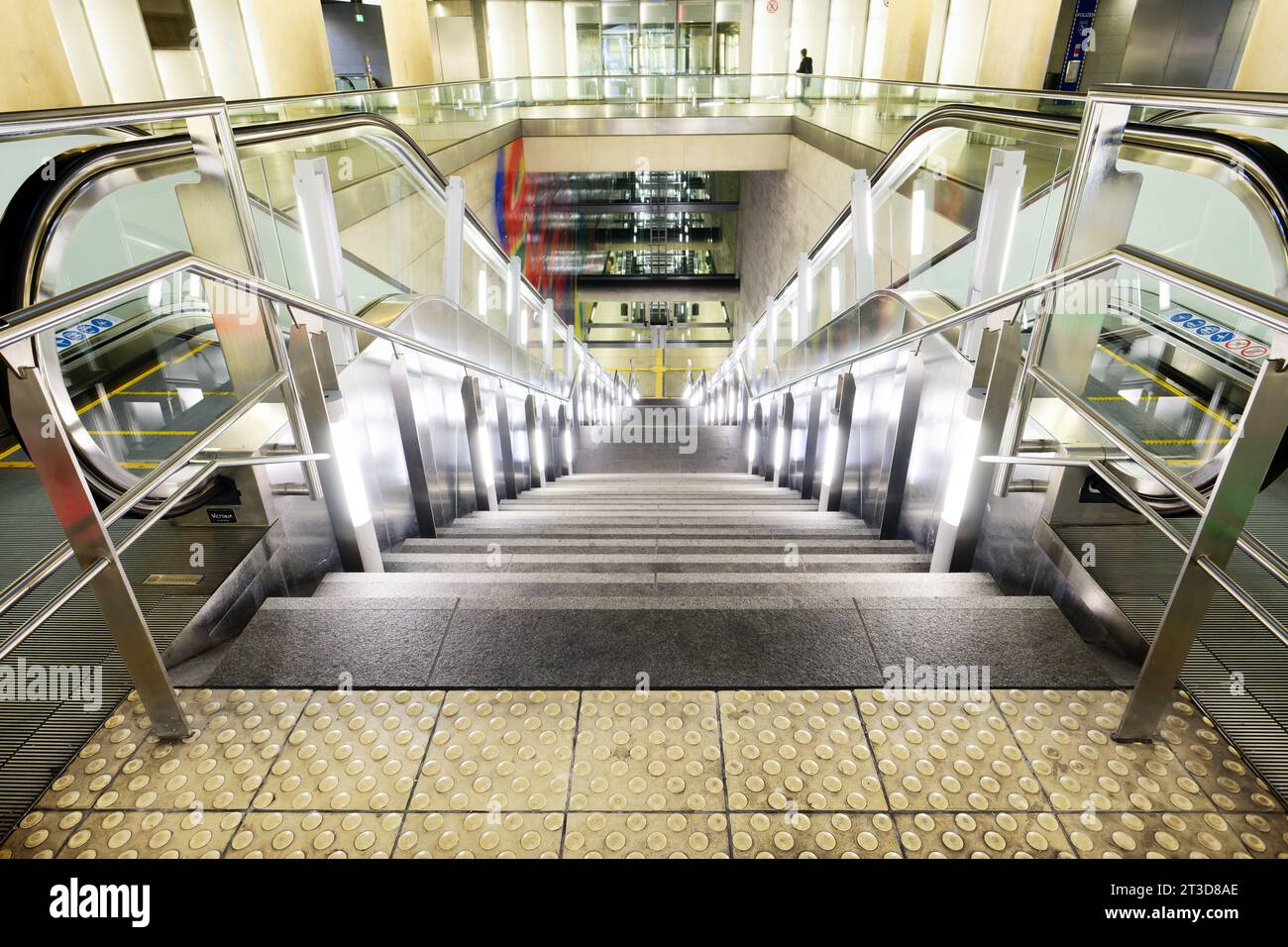 Köln, Deutschland 16. November 2022: Mittelgeschoss der U-Bahn-Station Chlodwigplatz im Süden von köln Stockfoto