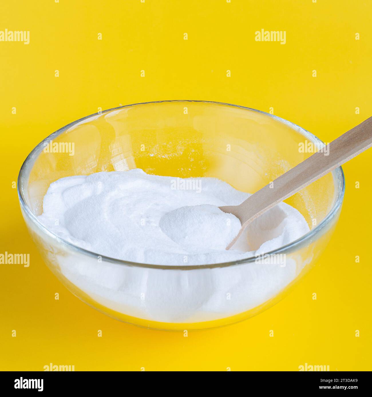 Backnatron in einer Schüssel auf gelbem Hintergrund Stockfoto