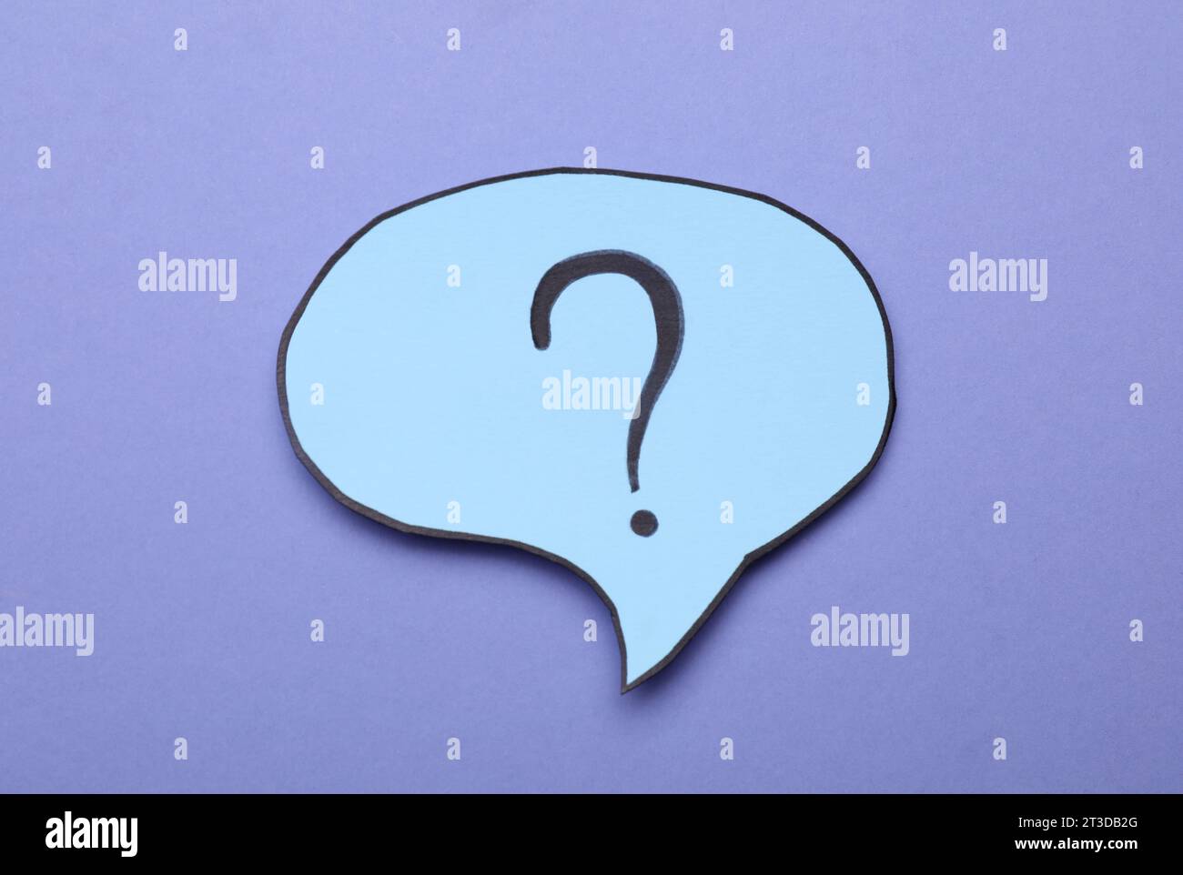 Sprechblase aus Papier mit Fragezeichen auf violettem Hintergrund, Draufsicht Stockfoto