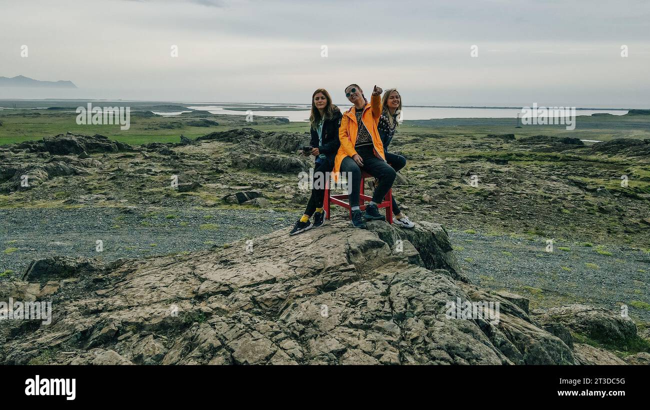 Touristen auf dem Roten Stuhl in Island an einem Sommertag. Hochwertige Fotos Stockfoto