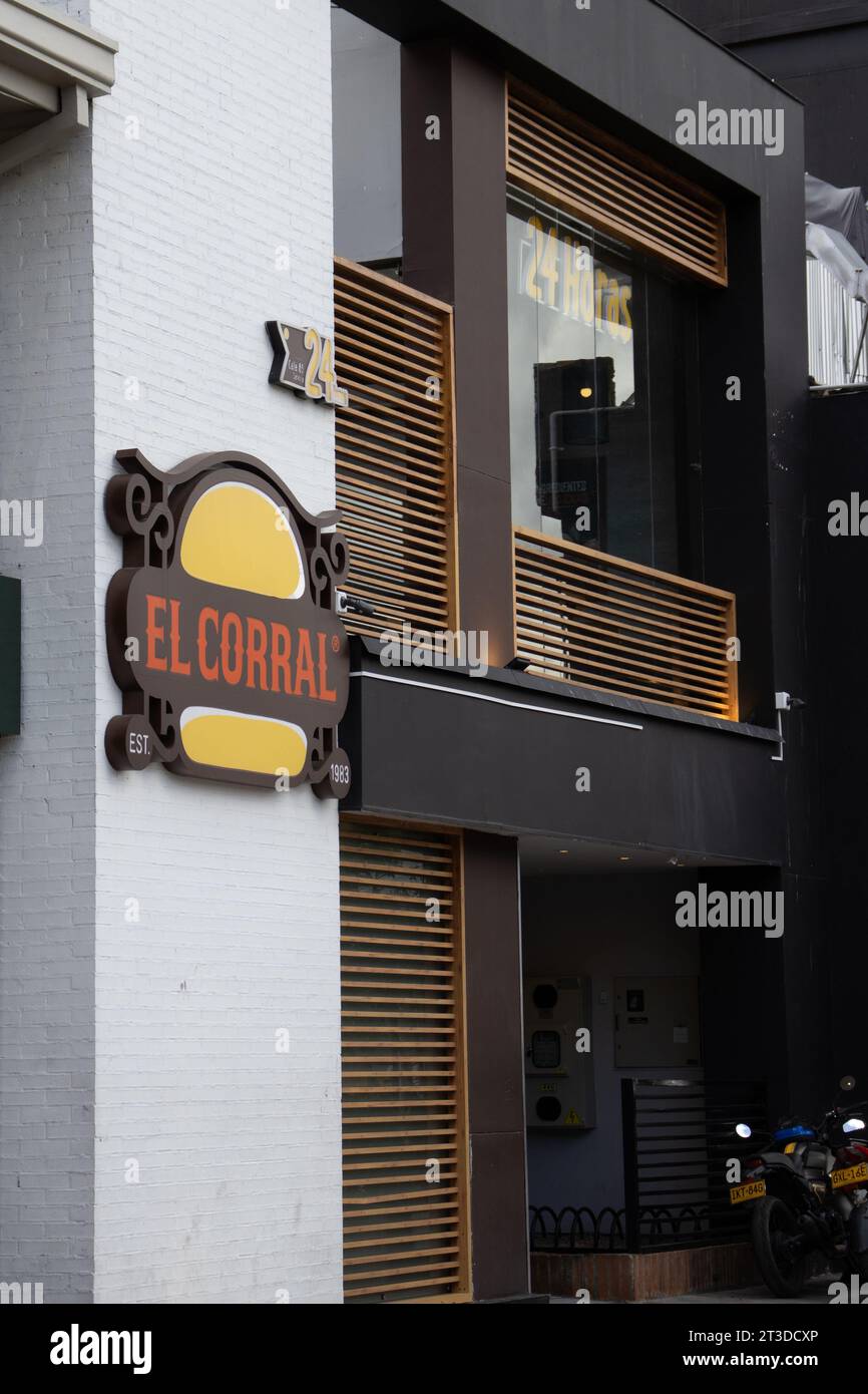 Bogota, Kolumbien - 23. Oktober 2023. Fassade von Hamburguesas El Corral, einer berühmten kolumbianischen Marke der Hamburger, an der Straße 85 im Norden sid Stockfoto