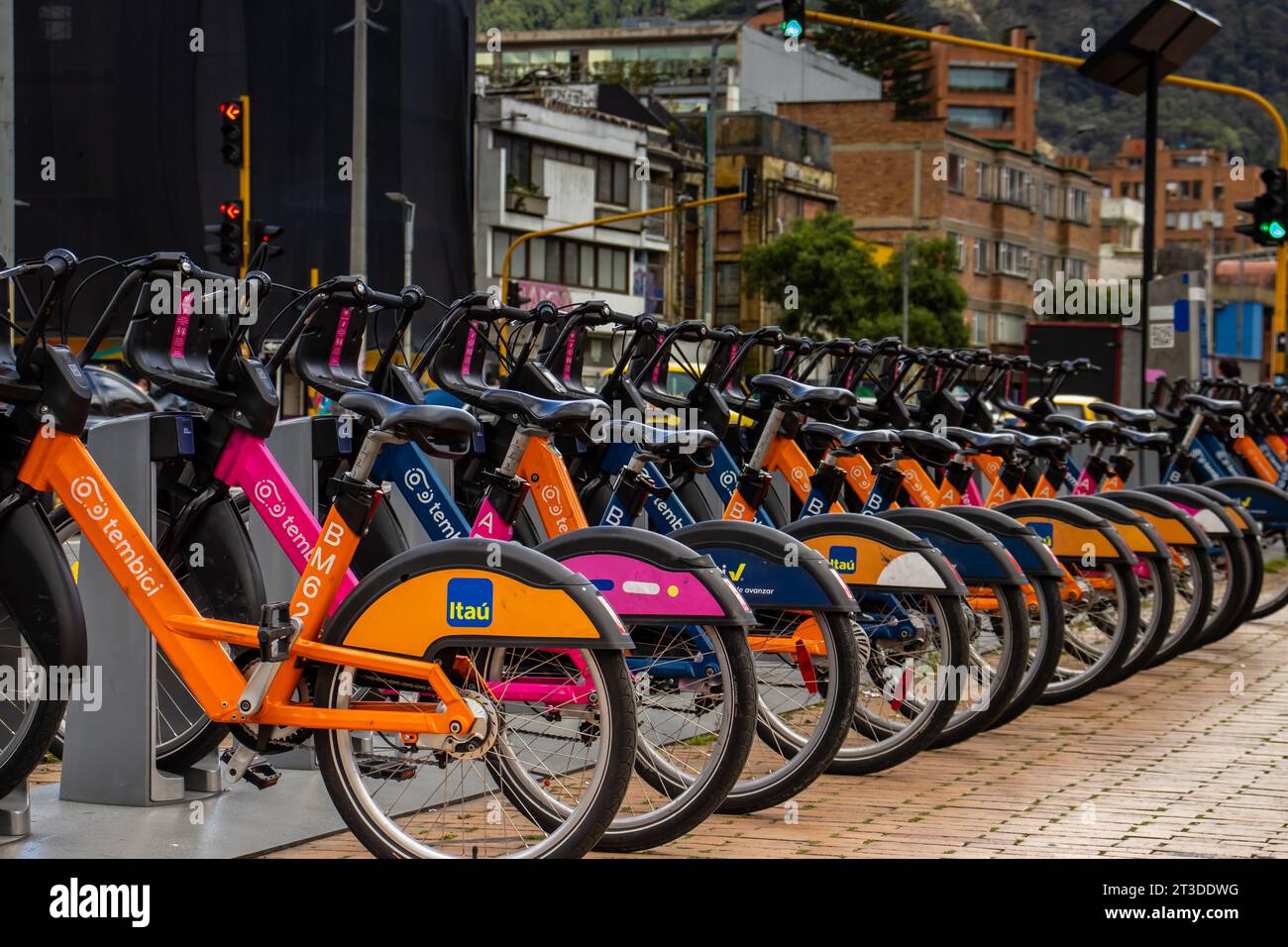 Bogota, Kolumbien - 23. Oktober 2023. Blick auf eine der Haltestellen des öffentlichen Fahrradverleihsystems an der Straße 85 in Bogota City North sid Stockfoto