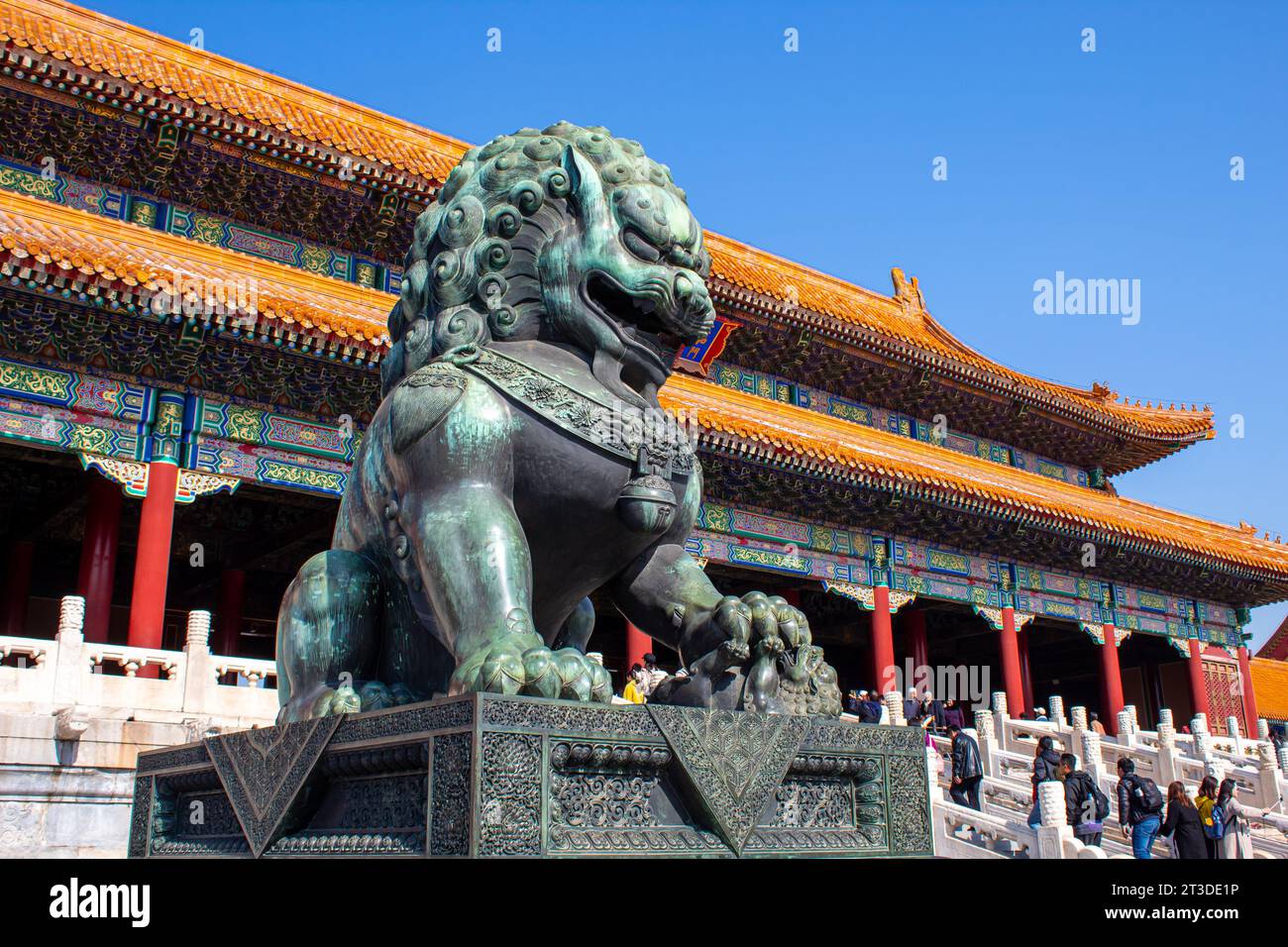 Chinesischer Schutzlöwe, Verbotene Stadt, Peking, China. Horizontales Bild mit blauem Himmel und Textabstand Stockfoto Chinesischer Schutzlöwe, Verbotene Stadt, Peking, China. Horizontales Bild mit blauem Himmel und Textabstand Stockfoto