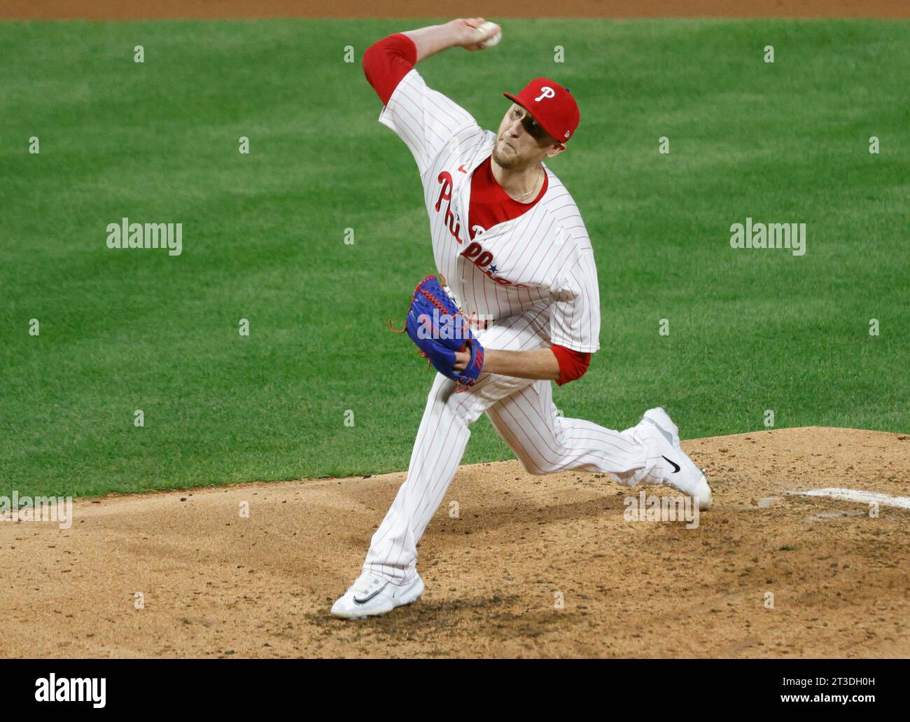 Philadelphia, Usa. Oktober 2023. Philadelphia Phillies Relief Pitcher Jeff Hoffman wirft im fünften Inning gegen die Arizona Diamondbacks im Spiel 7 des NLCS im Citizens Bank Park in Philadelphia am Dienstag, den 24. Oktober 2023. Foto: Laurence Kesterson/UPI Credit: UPI/Alamy Live News Stockfoto