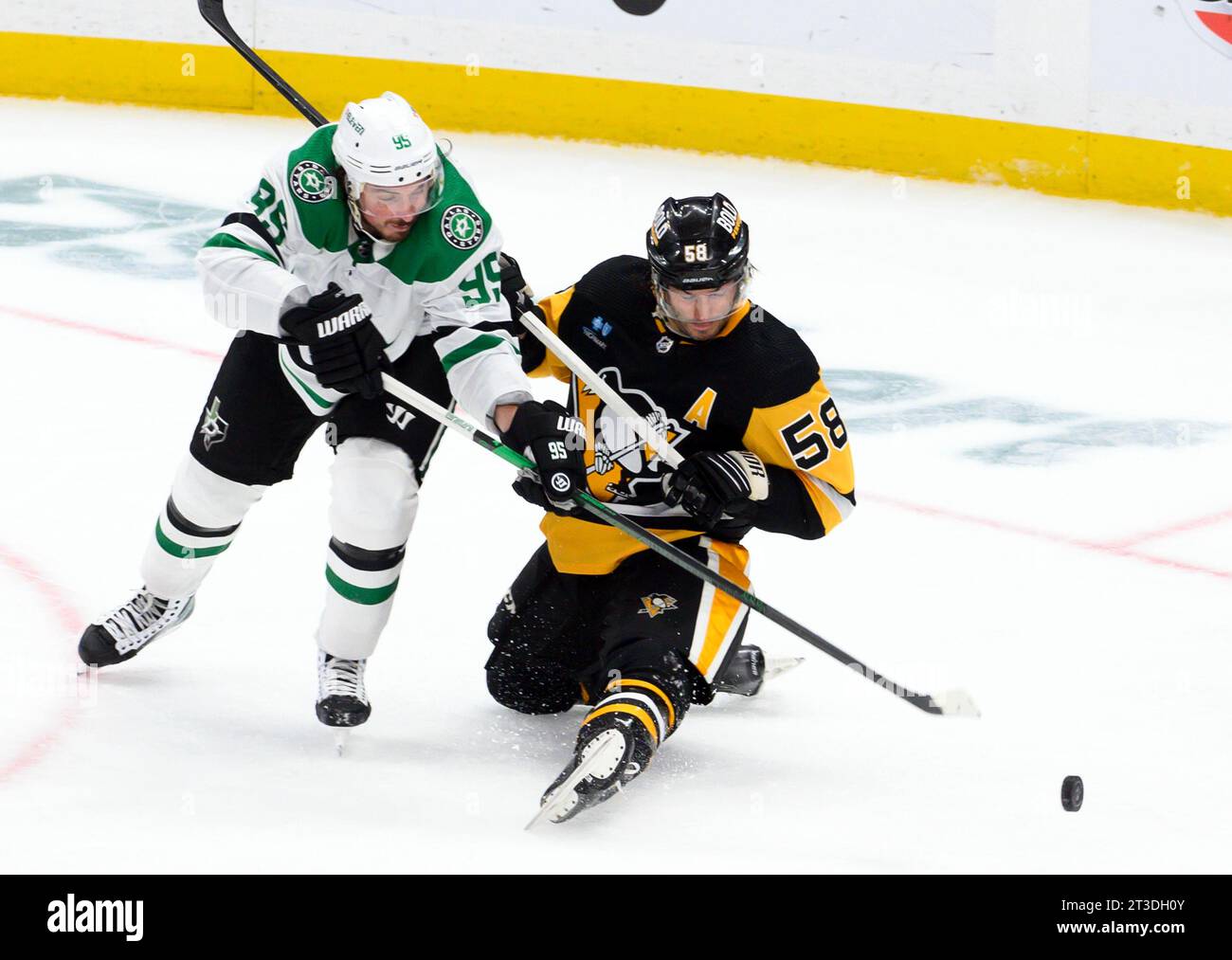 Pittsburgh, Usa. Oktober 2023. Dallas Stars Center Matt Duchene (95) passiert den Puck vor dem Pittsburgh Penguins Verteidiger Kris Letang (58) während der zweiten Periode in der PPG Paintings Arena in Pittsburgh am Dienstag, den 24. Oktober 2023. Foto: Archie Carpenter/UPI Credit: UPI/Alamy Live News Stockfoto