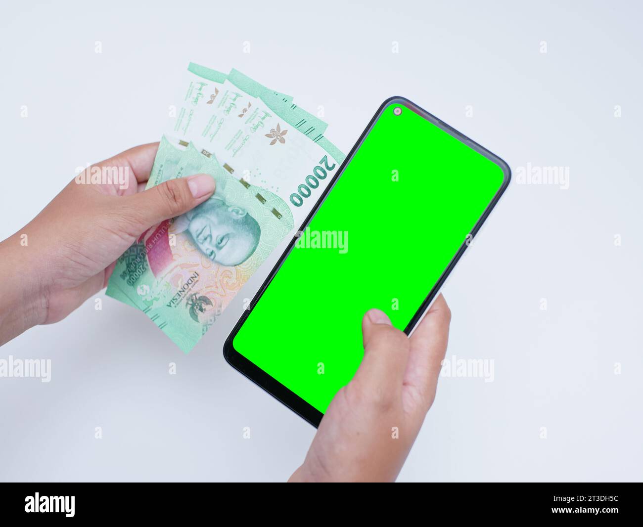 Handheld-Smartphone und Banknoten aus Indonesien, Online-Shopping, E-Commerce, Internet-Banking und Modell-Konzept Stockfoto