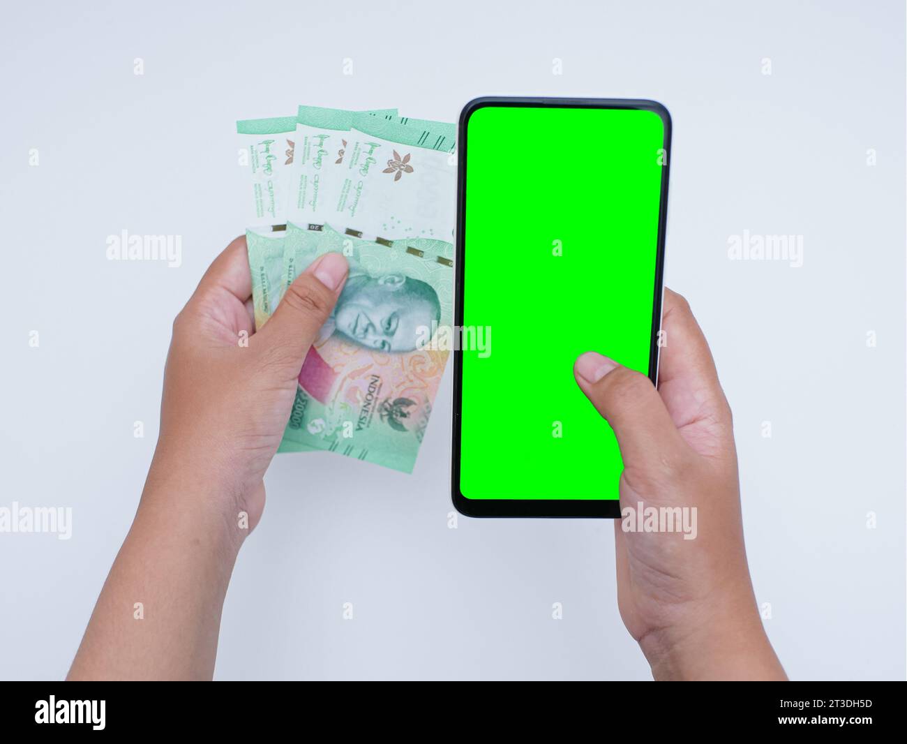 Handheld-Smartphone und Banknoten aus Indonesien, Online-Shopping, E-Commerce, Internet-Banking und Modell-Konzept Stockfoto