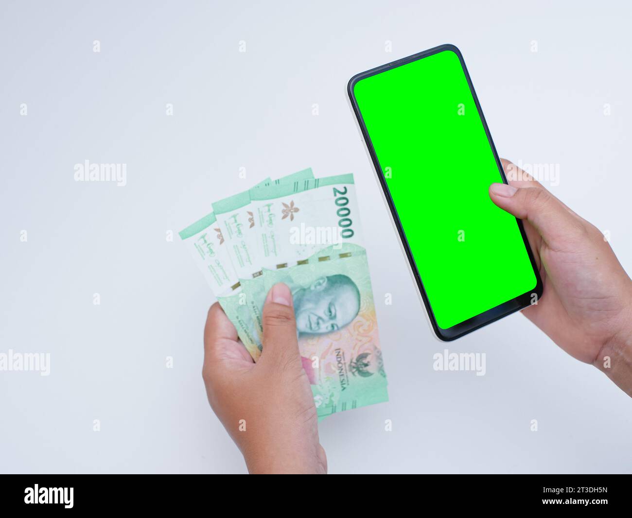 Handheld-Smartphone und Banknoten aus Indonesien, Online-Shopping, E-Commerce, Internet-Banking und Modell-Konzept Stockfoto