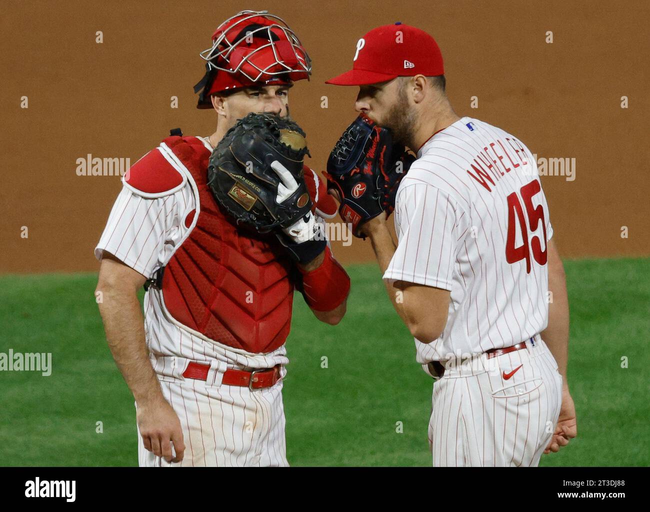 Philadelphia, Usa. Oktober 2023. Philadelphia Phillies Pitcher Zack Wheeler spricht mit Catcher JT Realmuto im siebten Inning gegen die Arizona Diamondbacks im siebten Spiel der NLCS im Citizens Bank Park in Philadelphia am Dienstag, den 24. Oktober 2023. Foto: Laurence Kesterson/UPI Credit: UPI/Alamy Live News Stockfoto