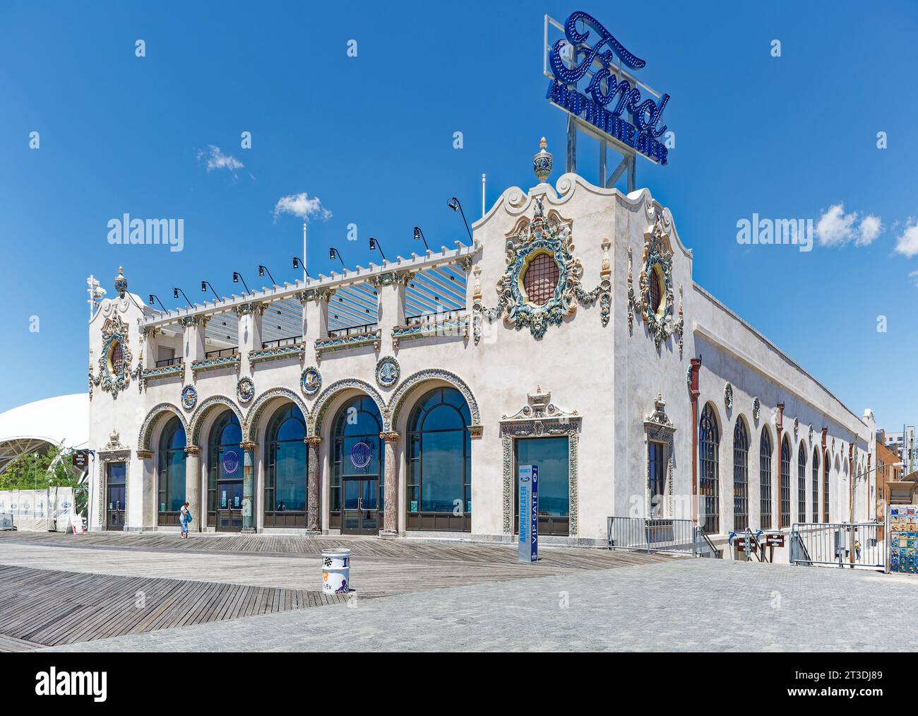 Farbenfrohe, polychrome Terrakotta ziert das Child’s Restaurant Building von 1923, ein Wahrzeichen von New York City, das restauriert und in Ford Amphitheater umbenannt wurde. Stockfoto