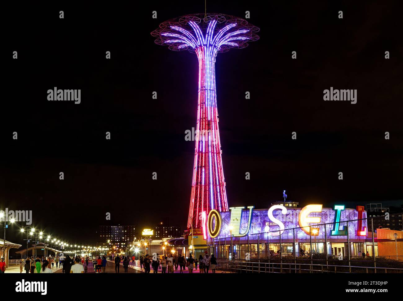 Der Fallschirmspringturm ist längst verschwunden und dominiert noch immer die Skyline von Coney Island. Das leuchtend rote Wahrzeichen wird nachts beleuchtet. Stockfoto