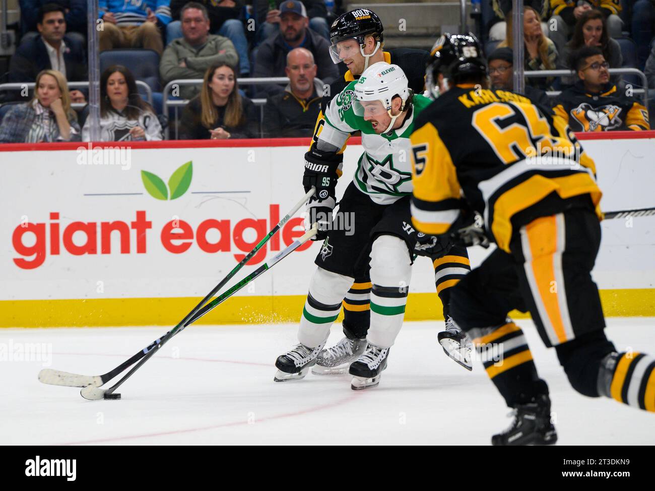 Pittsburgh, Usa. Oktober 2023. Dallas Stars Center Matt Duchene (95) spielt den Puck zwischen dem Pittsburgh Penguins Defensemble Erik Karlsson (65) und dem Pittsburgh Penguins Center Lars Eller (20) während der dritten Phase des Sieges der Dallas Stars 4-1 in der PPG Paints Arena in Pittsburgh am Dienstag, den 24. Oktober 2023. Foto: Archie Carpenter/UPI Credit: UPI/Alamy Live News Stockfoto