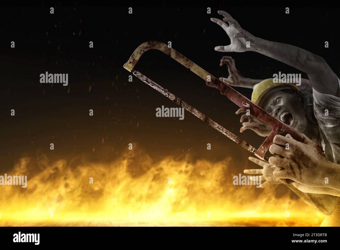Zombiehände mit Feuer Flammen Hintergrund. Gruseliges Halloween-Konzept Stockfoto