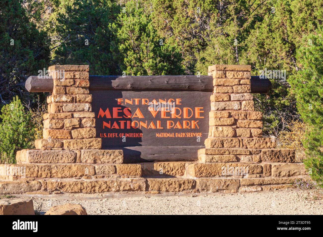 Schild am Mesa Verde National Park in Colorado. Mesa Verde wurde 1906 zum Nationalpark ernannt, um die gut erhaltenen Cliff-Wohnungen zu schützen. Stockfoto