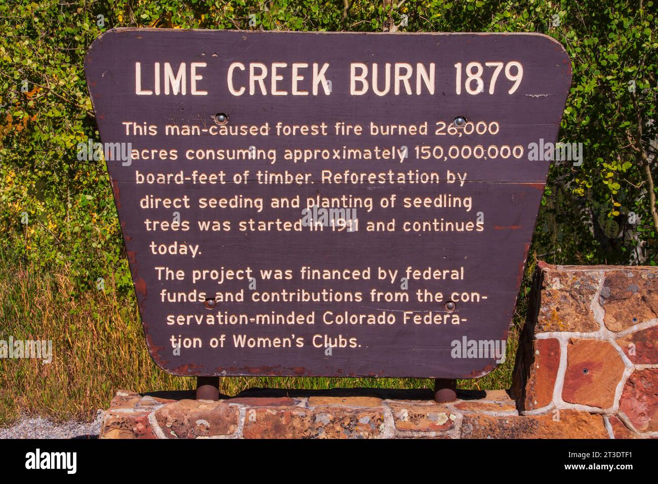 Schild an der Stelle des Lime Creek Burn, an der US 550, dem „Million Dollar Highway“, in Colorado. Dieser Teil der US 550 ist Teil des San Juan Skyway. Stockfoto