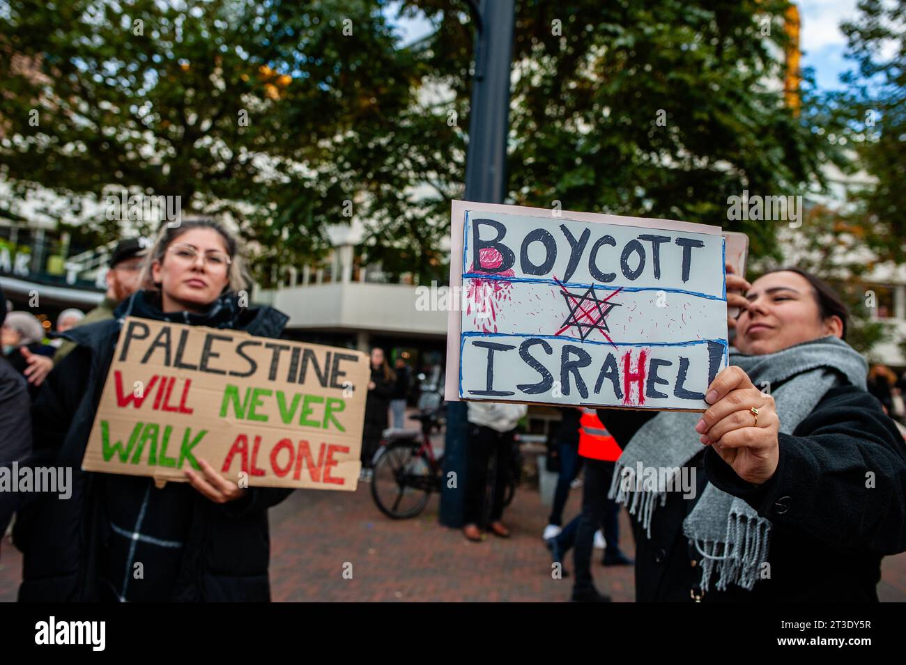 Oktober, Rotterdam. Palästinenser und ihre Unterstützer protestieren immer wieder, um die Regierung Israels zu verurteilen und Solidarität mit dem palästinensischen Volk zum Ausdruck zu bringen. Rund 5.000 Demonstranten versammelten sich in Trauer, Wut und Solidarität wegen der jüngsten Eskalation des israelisch-palästinensischen Konflikts und der beunruhigenden Ereignisse in Gaza. Stockfoto