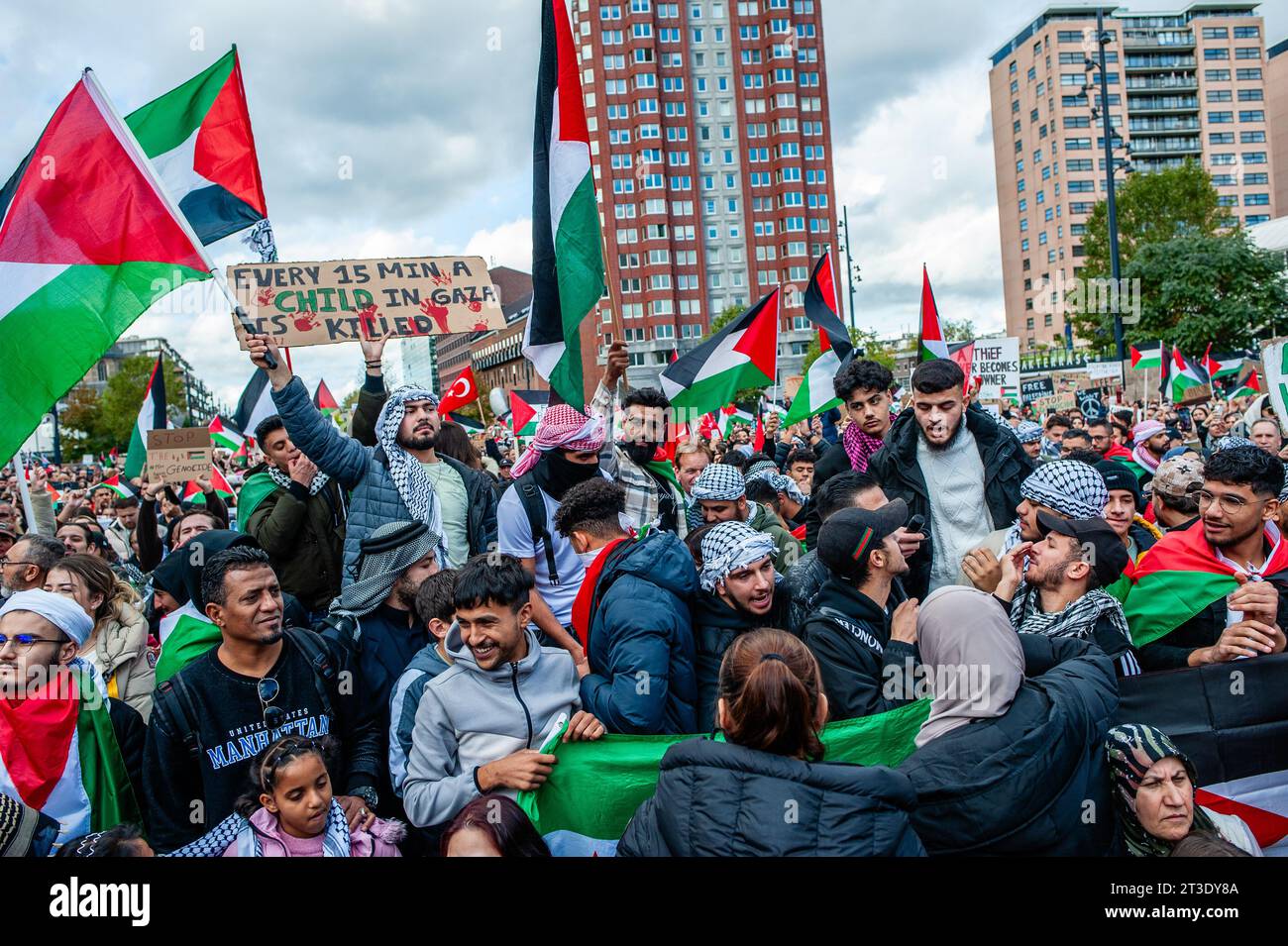 Oktober, Rotterdam. Palästinenser und ihre Unterstützer protestieren immer wieder, um die Regierung Israels zu verurteilen und Solidarität mit dem palästinensischen Volk zum Ausdruck zu bringen. Rund 5.000 Demonstranten versammelten sich in Trauer, Wut und Solidarität wegen der jüngsten Eskalation des israelisch-palästinensischen Konflikts und der beunruhigenden Ereignisse in Gaza. Stockfoto