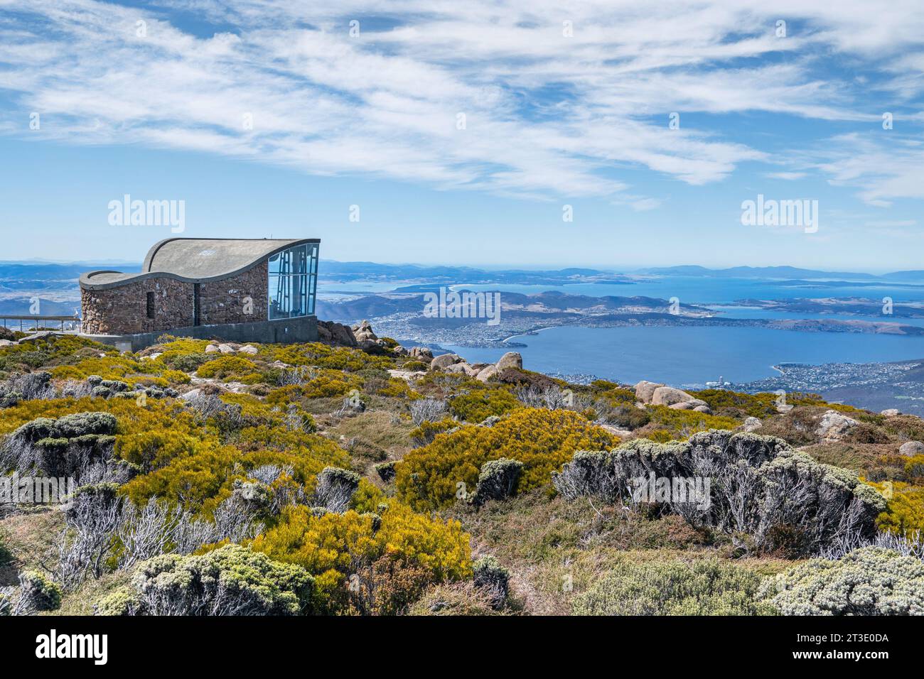 Das Pinnacle Observation Shelter mit Blick auf die Stadt Hobart am Mt Wellington in Tasmanien, Australien Stockfoto