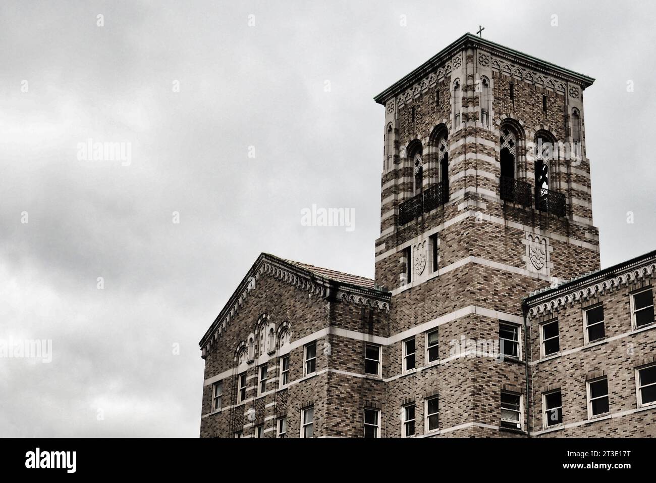 Dramatisches Schwarzweißbild des Glockenturms des historischen Backsteinseminars im Saint Edward's State Park in Kenmore, Washington. Stockfoto