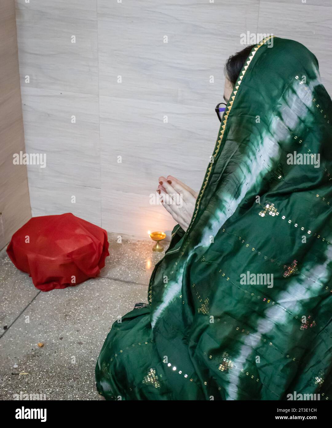 indische Frauen, die heilige Rituale zu Hause für das Wohlbefinden der Kinder aus verschiedenen Blickwinkeln bei Jitiya vrat oder Nirjala vrat in indien durchführen. Stockfoto